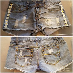 hot kiss size 0  distressed w/side daisies shorts